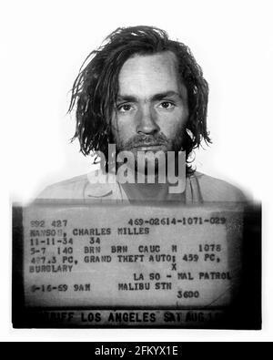 1969 , 16 août, Etats-Unis : Mugshot du célèbre sataniste américain chef culte et tueur criminel CHARLES milles MANSON SATANA ( 1934 - 2017 ). À la mi-1967, il a formé ce qui est devenu connu sous le nom de « famille Manson », une quasi-commune basée en Californie. Ses disciples ont commis une série de neuf meurtres à quatre endroits en juillet et août 1969 . En 1971, il a été reconnu coupable de meurtre au premier degré et de conspiration pour commettre le meurtre de sept personnes, dont l'actrice Sharon Tate . Photographe inconnu de la prison de Ventura Californie , Département de la correction et de la réhabilitation de Californie mug Banque D'Images