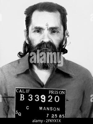 1985 , 25 juillet , Etats-Unis : Mugshot du célèbre sataniste américain et tueur criminel CHARLES MANSON SATANA ( 1934 - 2017 ). À la mi-1967, il a formé ce qui est devenu connu sous le nom de « famille Manson », une quasi-commune basée en Californie. Ses disciples ont commis une série de neuf meurtres à quatre endroits en juillet et août 1969 . En 1971, il a été reconnu coupable de meurtre au premier degré et de conspiration pour commettre le meurtre de sept personnes, dont l'actrice Sharon Tate . Photographe inconnu de la prison de Californie . - MUGSHOT - Mug Shot - Mug-Shot - SVASTICA nazista - naziste nazi SVASTIKA - Banque D'Images