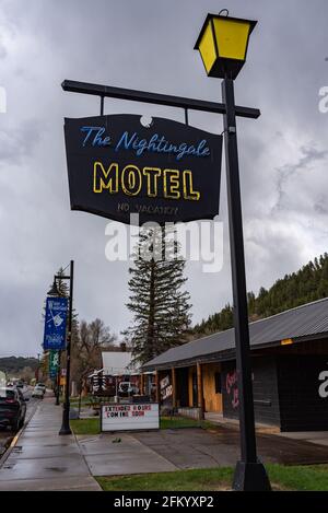 Panneau pour le Nightingale Motel suspendu d'un ancien lampadaire, situé sur la rue principale dans une petite ville, Pagosa Springs, Colorado. Banque D'Images