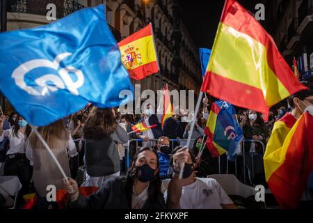 Madrid, Espagne. 04e mai 2021. Espagne les partisans du Parti populaire de droite (PP) célèbrent en dehors du siège du parti à Madrid tout en agitant des drapeaux pour célébrer après les élections régionales de Madrid. Avec plus de 50 pour cent des votes comptés, la candidate Isabel Diaz Ayuso est sur le point de remporter l'élection à la présidence de la communauté de Madrid. Crédit : SOPA Images Limited/Alamy Live News Banque D'Images