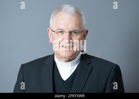 Dresde, Allemagne. 30 avril 2021. Heinrich Timmerevers, évêque du diocèse de Dresde-Meissen, se dresse à la cathédrale de Dresde. Credit: Sebastian Kahnert/dpa-Zentralbild/dpa/Alay Live News Banque D'Images