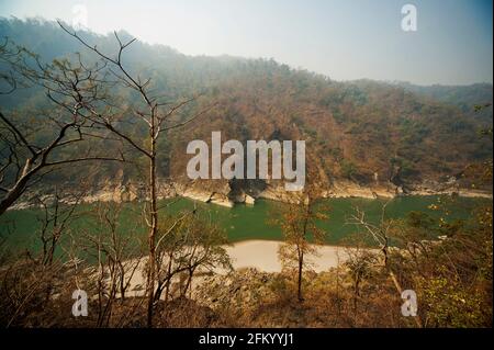 Trekking le long de la rivière Sarda sur le chemin de Chuka Village, Uttarakhand, Inde Banque D'Images