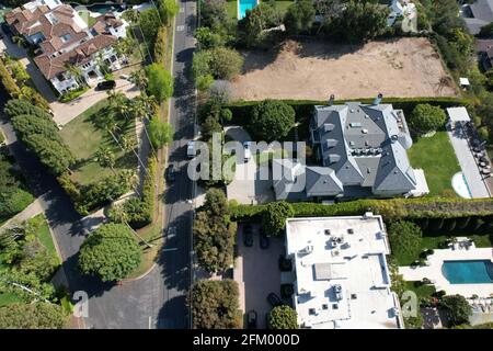 Une vue aérienne du manoir appartenant à LeBron James, le dimanche 2 mai 2021, dans le quartier Brentwood de Los Angeles. Banque D'Images