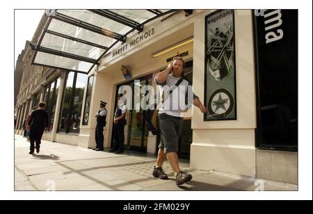 Harvey Nichols le lendemain d'une femme travaillant à la le magasin a été tourné et l'homme qui a fait la prise de vue Puis il s'est tué.pic David Sandison 14/9/2005 Banque D'Images