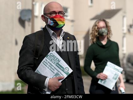 Photo du dossier datée du 24/03/21, des co-leaders écossais du Parti Vert Patrick Harvie et Lorna Slater sur la piste de campagne électorale locale à Édimbourg. L'accent mis par d'autres partis sur le vote de la liste régionale lors de l'élection va finir par aider les Verts écossais, a déclaré M. Harvie. Date de publication : le mercredi 5 mai 2021. Banque D'Images