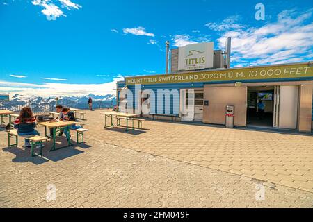 Titlis, Engelberg, Suisse - 27 août 2020 : restaurant sur le toit au sommet de la station de téléphérique de Titlis. Situé dans les cantons d'Obwalden et de Berne Banque D'Images