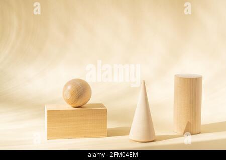 Supports pour produits de formes naturelles en bois. Cube, boule et cône comme podiums. Composition créative sur fond beige Banque D'Images