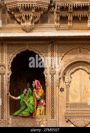 femme indienne vêtue de la tenue traditionnelle rajasthani à patwon ki haveli à jaisalmer, rajasthan. Banque D'Images