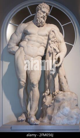 Cadix, Espagne - 31 mai 2019 : statue de marbre d'Hercules Farnese. Réplique de la copie romaine par Glykon d'un original grec par Lysippos. Musée Cadix, Espagne Banque D'Images