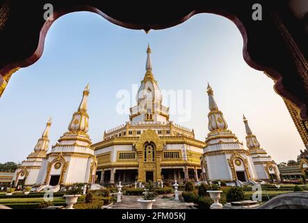 Silhouette de la statue de Bouddha à Phra Maha Chedi Chai Temple de Mongkol dans le Roi et la Thaïlande ( généralité en Thaïlande, et genre d'art décoré dans Bouddh Banque D'Images