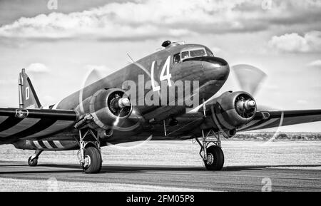 Douglas C-47 avec des moteurs fonctionnant à l'aérodrome de Duxford Banque D'Images
