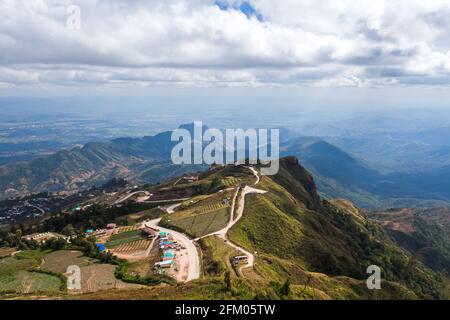 Vue panoramique, heure du matin au point de vue de Phu Tub Berk, parc national de Phu Hin Rong KLA en Thaïlande Banque D'Images