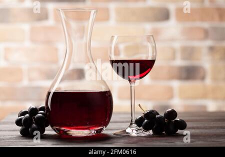 Carafe à vin, verre de vin rouge et raisins. Avec espace de copie Banque D'Images
