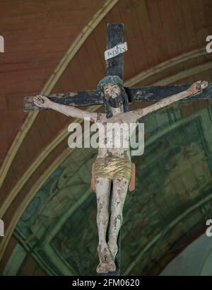 Christ sur la Croix, statue polychrome, écran rood, Chapelle Saint Adrien (XVIe siècle), 56150 Saint-Barthélemy, Morbihan, Bretagne, France. Banque D'Images