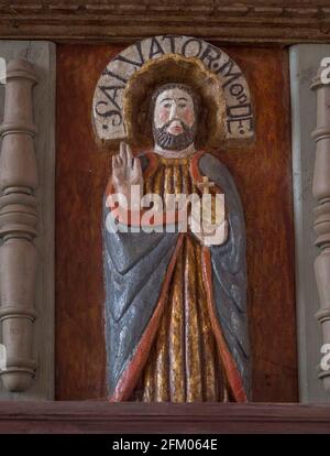 Statue polychrome de Jésus-Christ, Sauveur du monde, Chapelle Saint Adrien (XVIe siècle), 56150 Saint-Barthélemy, Morbihan, Bretagne, France. Banque D'Images