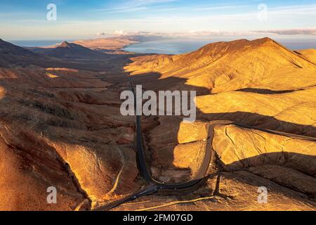 Des routes de montagne vides vers l'océan Atlantique depuis le point de vue astronomique de Sicasumbre, Fuerteventura, îles Canaries, Espagne Banque D'Images