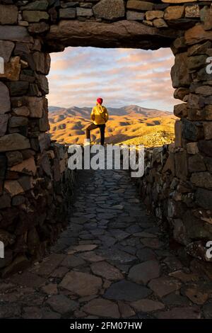 Vue arrière d'un randonneur en admirant le coucher de soleil au point de vue astronomique de Sicasumbre, Fuerteventura, îles Canaries, Espagne Banque D'Images