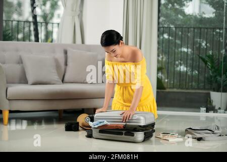 Valise d'emballage pour femme voyageur pour les vacances à la maison Banque D'Images