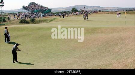 GOLF OUVERT ST ANDREWS 21/7/2000 2ÈME JOUR. TIGER WOODS 60FT PUTT SUR LE 5ÈME. PHOTO DAVID ASHDOWN. Banque D'Images