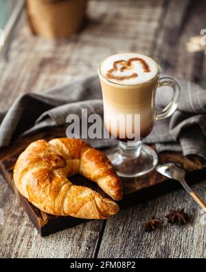 Croissant français et tasse de café-lait Banque D'Images