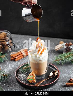 Verser le latte au café sucré avec du sirop au caramel Banque D'Images