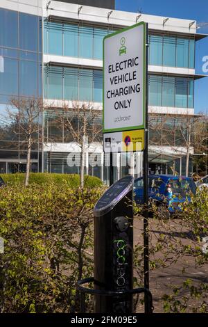 Point de charge électrique de voiture sur le domaine de bureau, Oxford, Angleterre Banque D'Images