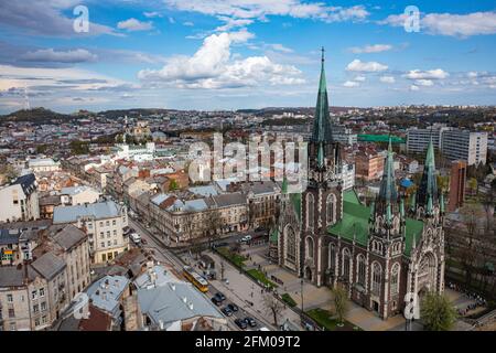 Lviv, Ukraine - 1er mai 2021 : vue aérienne sur l'église Elizabeth à Lviv, Ukraine de drone. Consécration de la nourriture de Pâques, gâteaux, oeufs Banque D'Images