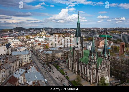 Lviv, Ukraine - 1er mai 2021 : vue aérienne sur l'église Elizabeth à Lviv, Ukraine de drone. Consécration de la nourriture de Pâques, gâteaux, oeufs Banque D'Images