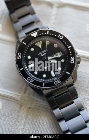 Montre mécanique automatique Seiko 5 sport Diver avec cadran noir, cadre noir et bracelet en acier inoxydable brossé noir Banque D'Images