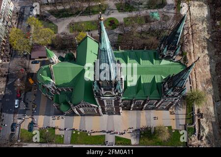 Lviv, Ukraine - 1er mai 2021 : vue aérienne sur l'église Elizabeth à Lviv, Ukraine de drone. Consécration de la nourriture de Pâques, gâteaux, oeufs Banque D'Images