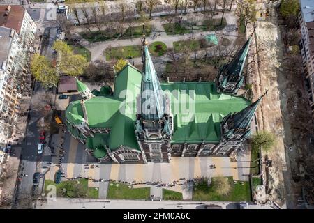 Lviv, Ukraine - 1er mai 2021 : vue aérienne sur l'église Elizabeth à Lviv, Ukraine de drone. Consécration de la nourriture de Pâques, gâteaux, oeufs Banque D'Images