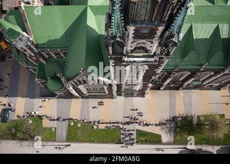 Lviv, Ukraine - 1er mai 2021 : vue aérienne sur l'église Elizabeth à Lviv, Ukraine de drone. Consécration de la nourriture de Pâques, gâteaux, oeufs Banque D'Images