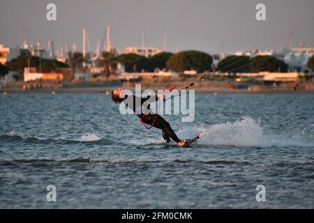 Jeune homme kite surf à Port Camargue, mer Méditerranée, près de Palavas les Flots et Carnon Plage, Montpellier, Occitanie, sud de la France Banque D'Images