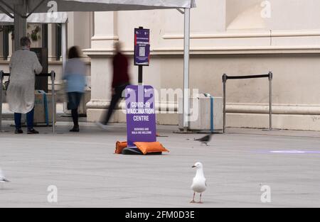 (210505) -- MELBOURNE, 5 mai 2021 (Xinhua) -- photo prise le 23 avril 2021 montre des gens au centre de vaccination COVID-19 à Melbourne, en Australie. POUR ALLER DE L'AVANT avec « News Analysis: How will Australia will Go with New phase of vaccine déploiement? » (Photo de Hu Jingchen/Xinhua) Banque D'Images