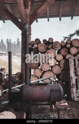 Brûleur en bois rouillé à l'intérieur d'un abri en bois dans le nord-ouest Highlands d'Écosse Banque D'Images