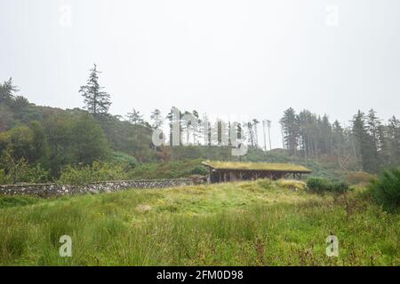 Cabine en bois avec toit de vie à la pluie jour automnal à l'intérieur Les Highlands du Nord-Ouest de l'Écosse Banque D'Images