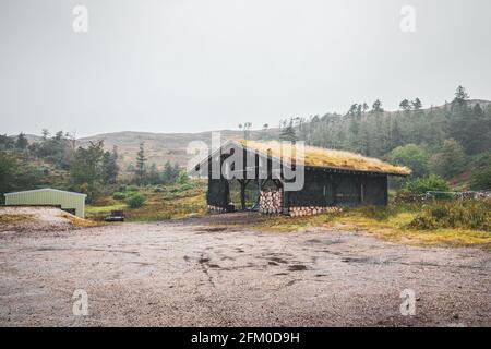 Cabine en bois avec toit de vie à la pluie jour automnal à l'intérieur Les Highlands du Nord-Ouest de l'Écosse Banque D'Images
