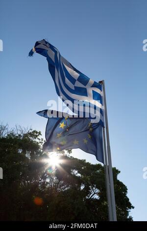 Les drapeaux de la Grèce et de l'Union européenne volent dans la ville de Rhodes, en Grèce. Le drapeau grec vole plus haut sur le mât. Banque D'Images