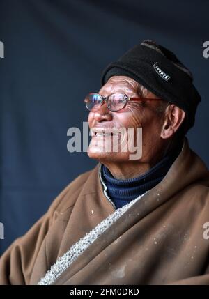 (210505) -- LHASSA, le 5 mai 2021 (Xinhua) -- la photo prise le 15 avril 2021 montre le portrait de Sonam Tobgye dans le village de Nalung, dans le canton de Wumatang, comté de Damxung, à Lhassa, capitale de la région autonome du Tibet, dans le sud-ouest de la Chine. Avant la réforme démocratique au Tibet en 1959, Sonam Tobgye était un serf et vivait sous un servage féodal cruel et dans une misère abjecte. « nous avons dû travailler jour et nuit pour payer des impôts exorbitants prélevés par les propriétaires de serf et les autorités locales », a rappelé Sonam, 82. Sonam a embrassé une toute nouvelle vie en 1959 quand sa famille a obtenu des prairies et du bétail, quelque chose de son an Banque D'Images