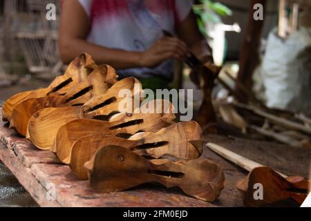 fabrication d'une poignée keris traditionnelle à l'aide de bois Banque D'Images