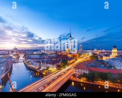 Vue sur la capitale Berlin en soirée avec Alexanderplatz en arrière-plan. Banque D'Images