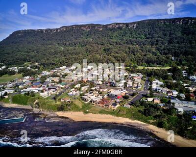 Antenne des agglomérations urbaines de Coledale au nord de Wollongong Nouvelle-Galles du Sud Australie Banque D'Images