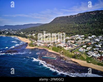 Antenne des agglomérations urbaines de Coledale au nord de Wollongong Nouvelle-Galles du Sud Australie Banque D'Images