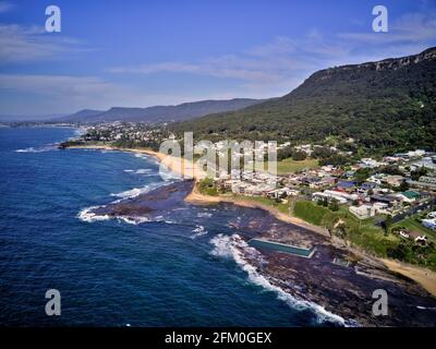 Antenne des agglomérations urbaines de Coledale au nord de Wollongong Nouvelle-Galles du Sud Australie Banque D'Images