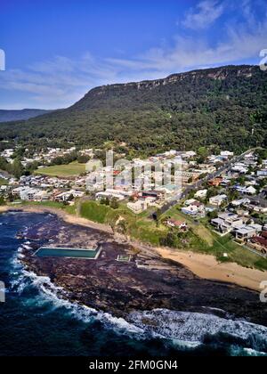 Antenne des agglomérations urbaines de Coledale au nord de Wollongong Nouvelle-Galles du Sud Australie Banque D'Images