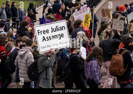 LONDRES, Royaume-Uni – 02 mai 2021 : un démonstrateur est vu tenir un panneau disant Free Julian Assange lors d'une manifestation tuez le projet de loi surpeuplée, les militants marchent. Banque D'Images
