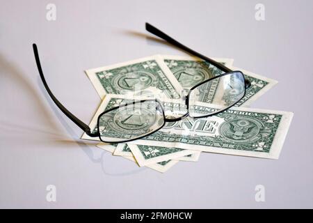 Voir sur $ 1 pyramide à travers des lunettes, sur un fond gris. Gros plan. Mise au point sélective. Copier l'espace. Banque D'Images