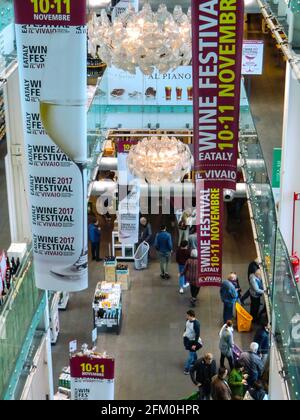 Vue depuis le dessus de Eataly, Rome, l'Emporium alimentaire italien et les restaurants. L'ancien terminal d'Ostiense, Italie Banque D'Images