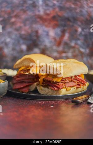 Délicieux sandwichs ruben grillés super de luxe avec viande de pastrami et fromage cheddar Banque D'Images