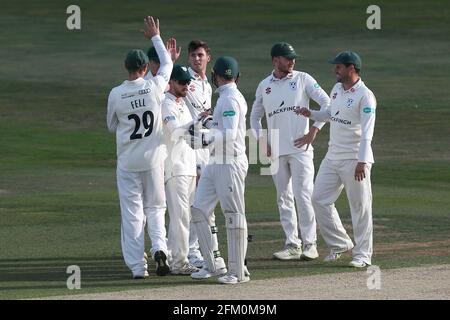 Ed Barnard, de Worcestershire, célèbre avec ses copains d'équipe après avoir pris le cricket de Tom Westley pendant le CCC d'Essex contre CCC de Worcestershire, Specsavers Banque D'Images